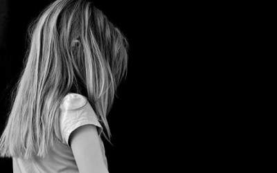 Ao voltar em casa para buscar óculos, mulher flagra o amásio abusando de sua neta de 5 anos 