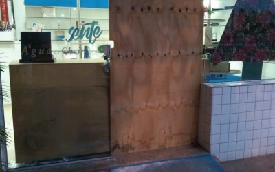 Loja de perfumes é invadida e furtada na madrugada deste sábado