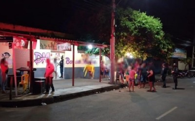 PM e Vigilância flagram bar que além de ter aglomeração de pessoas, tinha até música ao vivo