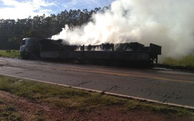 BR-262: Bombeiros apagam incêndio em carreta que transportava MDF