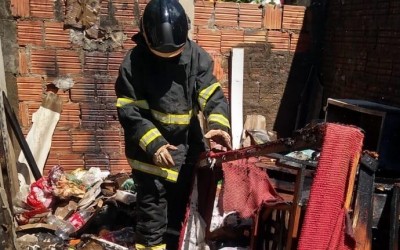 Bombeiros agem rápido e evitam que incêndio atingisse residência no bairro Ipacaraí