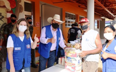 Com apoio do Exército Brasileiro, a entrega das cestas contou com a presença do prefeito de Três Lagoas