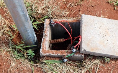 Polícia busca informações para tentar identificar ladrão que furtou toda fiação elétrica de avenida no Jd. Carandá  