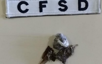 Alunos soldados da PM detém jovem na frente da antiga estação ferroviária