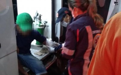 Homem esfaqueado na praça Ramez Tebet é socorrido pelo SAMU  