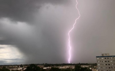Três-lagoense flagra raio atingindo Três Lagoas nesta segunda-feira