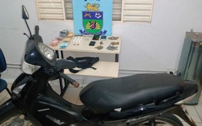 Casal acusado de tráfico usava moto furtada para entregar drogas 