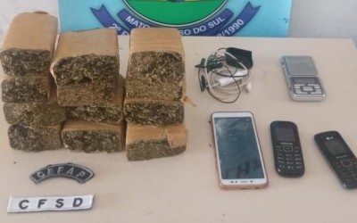 Maconha, carregadores e celulares arremessados em presídio são apreendidos 