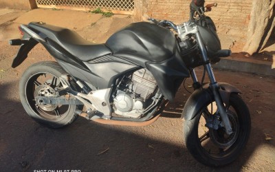Honda CB 300 furtada é encontrada abandonada no bairro Vila Piloto 