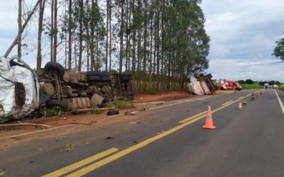 Motorista que tombou bitrem na BR-158 tentava desviar de pneu solto na pista