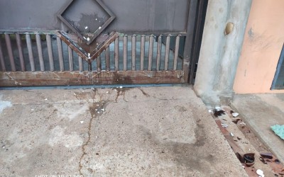 Mulher embriagada surta e joga ovos, pedras e garrafas no portão da casa da vizinha