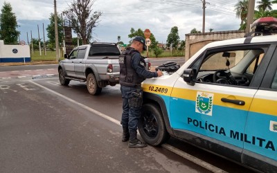 Pediu para ser parado: Motorista passa ao lado da polícia com som alto e agora vai responder por dirigir sem CNH 
