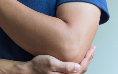 Marido apanha ao levar toalha para esposa lavar na máquina