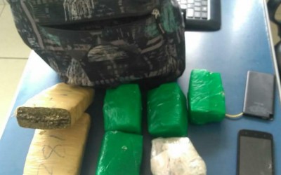 Mesmo com disparos de fuzil e pistola .40, traficantes abandonam droga e conseguem fugir da polícia   