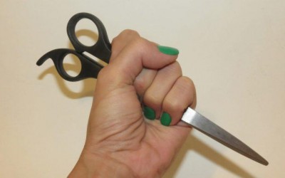 Mulher ataca marido com ‘tesourada’ na genital e acaba presa em Costa Rica-MS