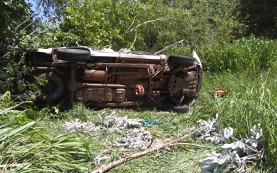 Capotamento na BR-262 deixa duas pessoas feridas, uma delas com afundamento no crânio   