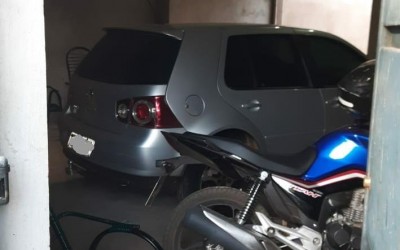 Casa de “Bin Laden” do Guanabara tinha VW Golf, moto, dinheiro, drogas e até cofre