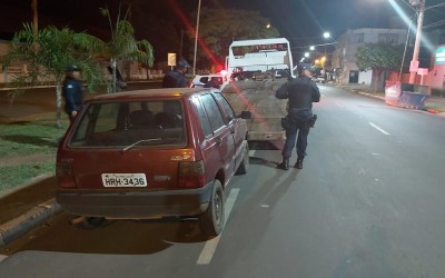 Mesmo estacionado de forma regular, PM checa carro e apreende Fiat Uno que foi furtado em dezembro de 2020