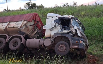 Carreta tomba na 262; motorista de outro caminhão não percebe trânsito parado e causa novo acidente 