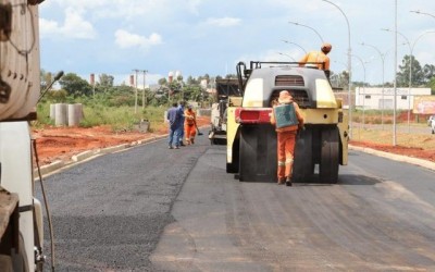 Setor de Obras da prefeitura finaliza drenagem e inicia pavimentação em avenida