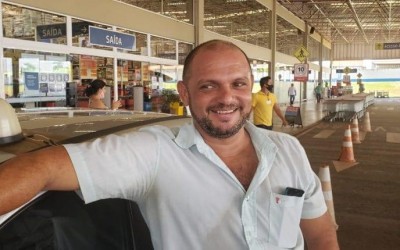 Sem cobrar nada, taxista de MS usa o carro para levar idosos para tomar vacina contra a Covid-19