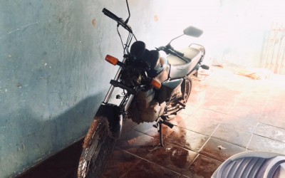 Moto furtada é encontrada em residência abandonada no bairro Guanabara 