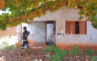 Usuários de drogas colocam fogo em roupas e bombeiros são acionados no bairro Vila Nova