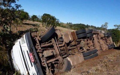 Idoso morre após tombar caminhão na MS-320 e ficar preso nas ferragens