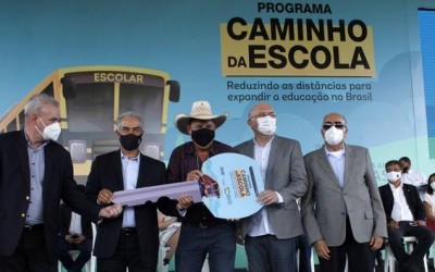 Três Lagoas recebe ônibus novos para transporte de alunos