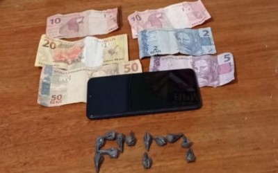 Após denúncia anônima, mulher é presa por tráfico de drogas no Parque São Carlos