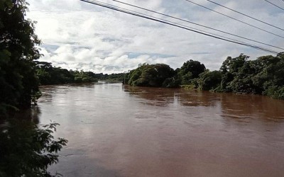 Bêbada, mãe tenta afogar filhos em rio e acaba presa pela PM