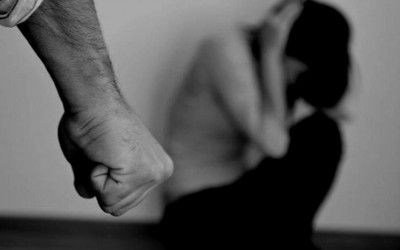 Ex-marido invade casa, agride mulher na frente dos filhos