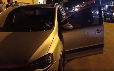 Homem chega armado em casa de ex e atira contra jovem