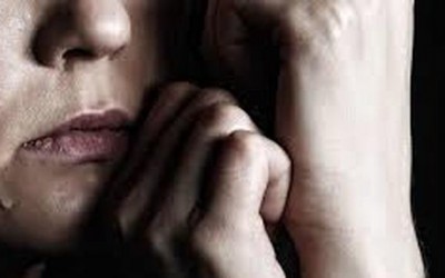 Pai desconfia de relacionamento homoafetivo e espanca jovem