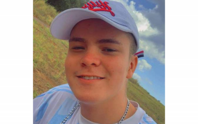 Adolescente de 17 anos morre depois de bater moto em caçamba