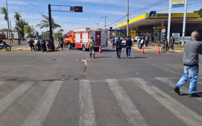 Bombeiros atendem capotamento no centro de Três Lagoas