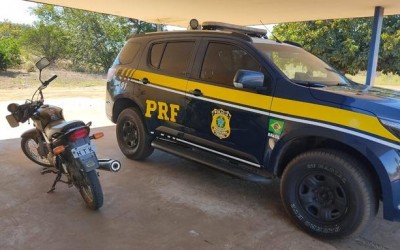 PRF recupera motocicleta furtada no distrito de Arapuá