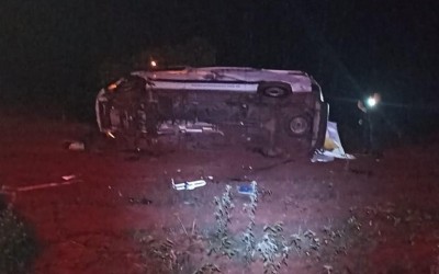 Ambulância de Três Lagoas ocupada por médico e outras duas pessoas fica destruída após acidente na BR-262