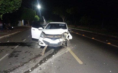 Motorista sai ileso em violenta colisão entre carro e poste