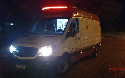 Vítima de esfaqueamento é socorrida pelo SAMU neste domingo 