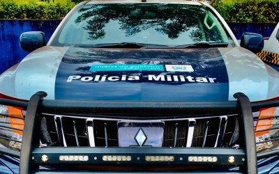 Homem é preso pela PM após agredir esposa com cabo de vassoura