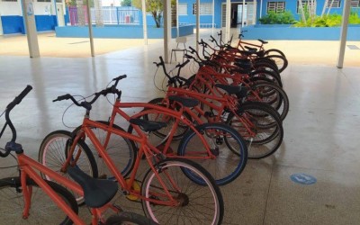 Alunos do Parque São Carlos recebem 17 bicicletas reformadas