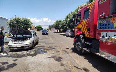 Incêndio em veículo é registrado na tarde desta segunda (14)
