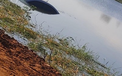 Após perder controle, carro vai parar dentro da Segunda Lagoa