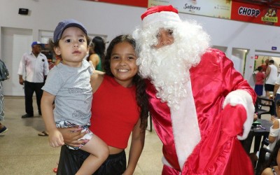 Veja as fotos da visita do Papai Noel na Feira Central de Três Lagoas 