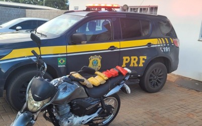 Após ultrapassar veículo em faixa contínua, PRF aborda motociclista que transportava Haxixe e Maconha