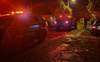 Criança de 2 anos é alvejada por tiro nas costas no Cinturão Verde