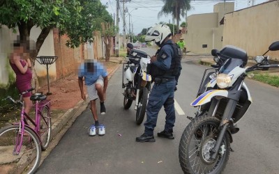 Jovem se assusta com a presença da PM, levanta suspeitas e acaba detido no Santa Luzia 