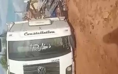 Caminhão de marmoraria tomba em rua do Vila Verde; veja o vídeo