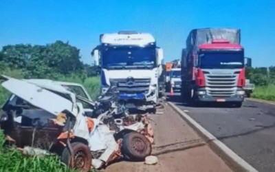 Carro fica destruído e mulher morre em batida entre dois carros e carreta na BR-158